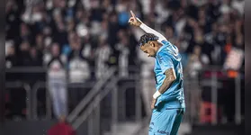 Após marcar o terceiro gol, Neymar pegou a bandeira de escanteio, ergueu o símbolo do Santos e declarou: "aqui quem manda sou eu".