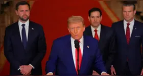 Atrás dele, estavam o vice-presidente, J. D. Vance, o secretário de Estado, Marco Rubio, e o secretário de Defesa, Pete Hegseth.