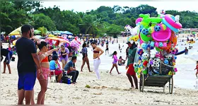 Passeios gratuitos durante a viagem, como ir à praia, e levar itens de casa, ajudam a economizar.