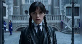 Jenna Ortega retorna como Wandinha na 2ª temporada da série, agora com toques sobrenaturais direto da Irlanda e piadas cirúrgicas de Tim Burton.