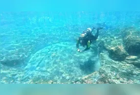 Mergulhador em visita a um dos banhos do complexo, ainda com piso de mosaico
