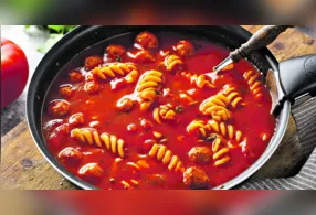 O molho de tomate é uma das fontes naturais de umami, e que realça os sabores das receitas.
