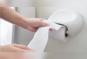 Especialistas orientam que o contato prolongado do papel com a pele deve ser evitado.