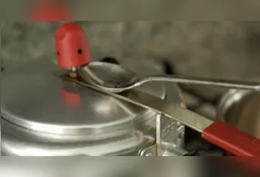 Panela de pressão: improvisar com talheres é perigoso e causar acidentes.