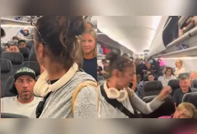 Briga em avião viraliza após mulher furar fila no desembarque de voo.