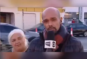Repórter Cristiano Gomes interrompe transmissão ao vivo para ajudar idosa e emociona telespectadores.