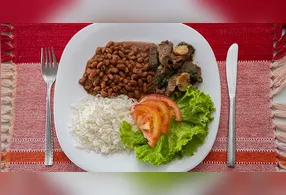 Arroz com feijão: mais que uma combinação clássica, um símbolo de brasilidade.