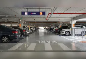 Pode parecer só um hábito, mas há uma explicação surpreendente por trás de abaixar o som na hora de estacionar.