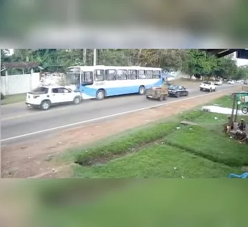 Imagem ilustrativa da imagem Carro invade contramão e bate em ônibus em rota de Mosqueiro
