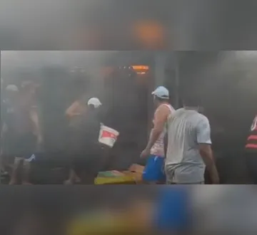 Imagem ilustrativa da imagem Incêndio destrói barraca na feira do Barreiro; veja o vídeo