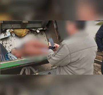 Imagem ilustrativa da imagem Coletores de lixo são suspensos após vídeo com boneca sexual
