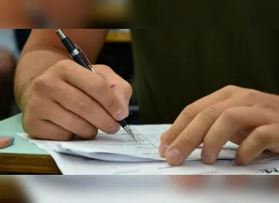 Prefeituras, universidades e secretarias de educação em diversas regiões do país oferecem mais de 24 mil vagas para professores e pedagogos, com salários que podem alcançar até R$ 24,8 mil, dependendo do cargo.