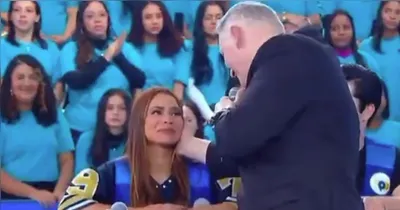 Religioso confortou a cantora, que chorou ao vivo