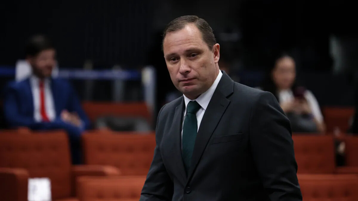 Polícia Federal investiga se Mauro Cid tentou fugir do país.
