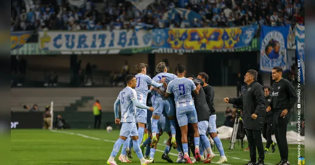 Imagem ilustrativa da notícia Paysandu goleia Coritiba fora de casa e dorme fora do Z-4