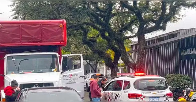 Imagem ilustrativa da notícia Caminhão toca hino do Paysandu e é apedrejado na sede do Corinthians