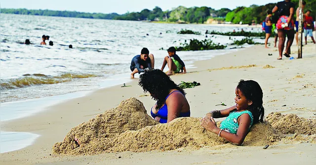 Imagem ilustrativa da notícia Banhistas aproveitam o calor nas praias de Outeiro; confira 