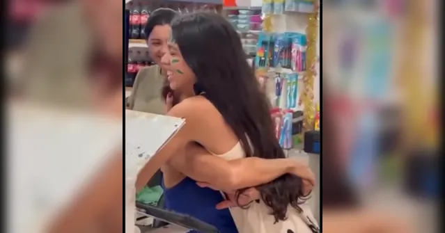 Imagem ilustrativa da notícia Vídeo: estudante surpreende mãe ao revelar aprovação em Fisioterapia