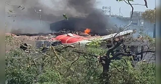 Imagem ilustrativa da notícia Avião com 244 pessoas cai e explode na Índia; aeronave estava a caminho de Londres