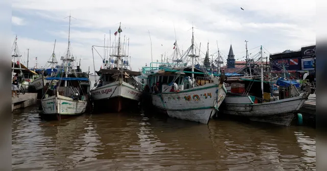 Imagem ilustrativa da notícia Barco pesqueiro naufraga no Complexo do Ver-o-Peso