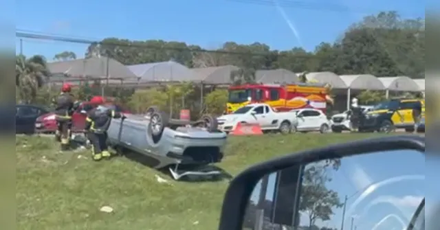 Imagem ilustrativa da notícia VÍDEO: acidente joga carro para meio-fio da BR-316, em Marituba
