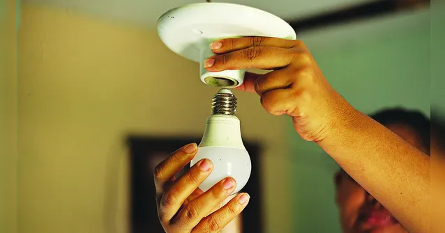 Imagem ilustrativa da notícia Isenção na conta de luz começará a valer em julho. Veja quem tem direito!
