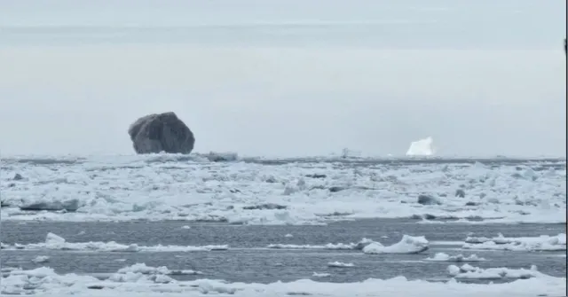 Imagem ilustrativa da notícia Iceberg preto é flagrado por pescador no Atlântico Norte