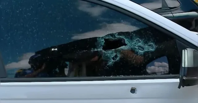 Imagem ilustrativa da notícia Criança foi alvejada após carro da família ser atacado em PE