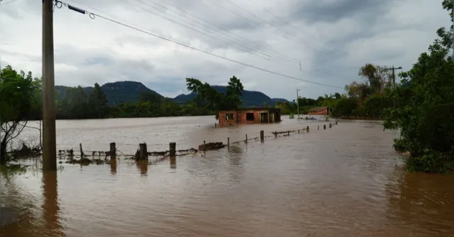 Imagem ilustrativa da notícia RS: chuva em Santa Maria causa alagamentos e desabriga famílias