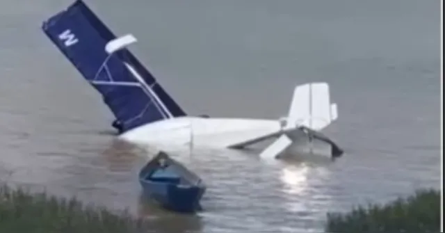 Imagem ilustrativa da notícia Vídeo: avião de pequeno porte cai, na Baía do Sol, em Mosqueiro