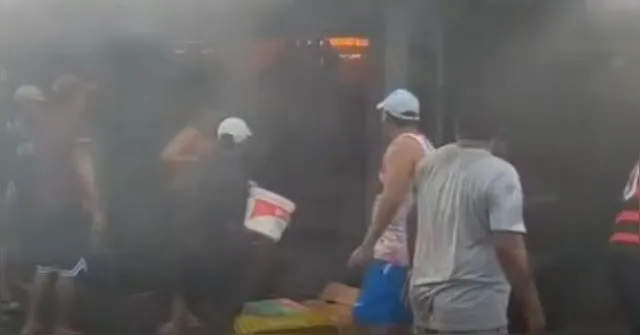 Imagem ilustrativa da notícia Incêndio destrói barraca na feira do Barreiro; veja o vídeo