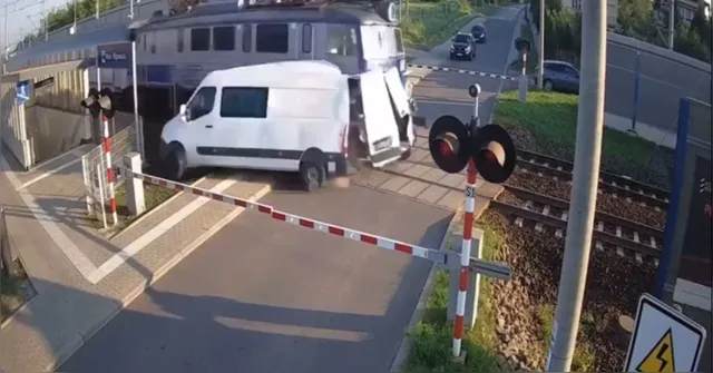 Imagem ilustrativa da notícia VÍDEO: Trem colide com van na Polônia e motorista sai ileso