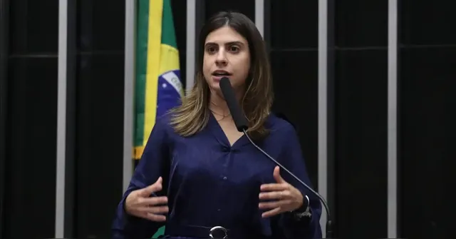 Imagem ilustrativa da notícia Deputada Camila Jara é suspensa após agressão na Câmara