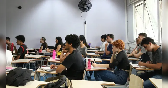 Imagem ilustrativa da notícia Concursos têm mais 400 vagas abertas no Brasil com salários de até R$ 9 mil; confira
