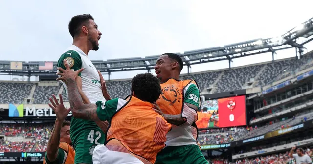 Imagem ilustrativa da notícia Palmeiras supera sustos, paralisação e vence Al Ahly 