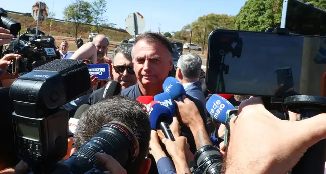 Imagem ilustrativa da imagem Após botar tornozeleira, Bolsonaro pode ser preso a qualquer momento?