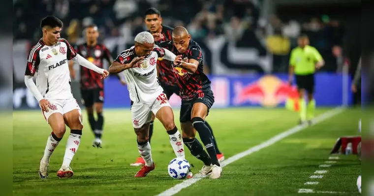 Imagem ilustrativa da notícia Brasileirão: Flamengo bate o Bragantino e cola no Cruzeiro