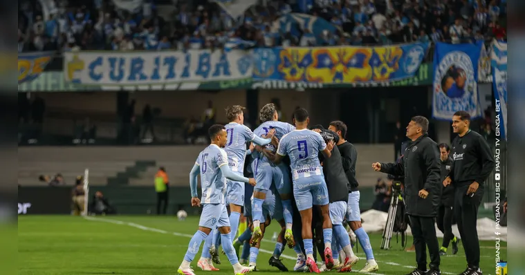 Imagem ilustrativa da notícia Paysandu goleia Coritiba fora de casa e dorme fora do Z-4