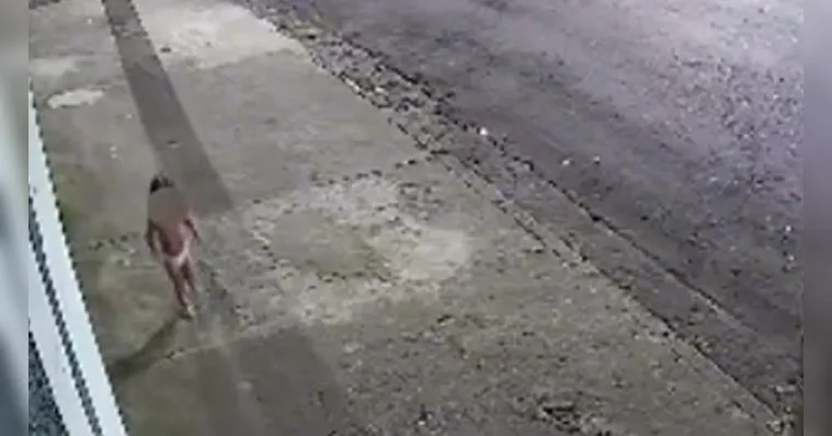 Imagem ilustrativa da notícia VÍDEO: Criança de 3 anos é deixada sozinha em casa para mãe ir a baile funk