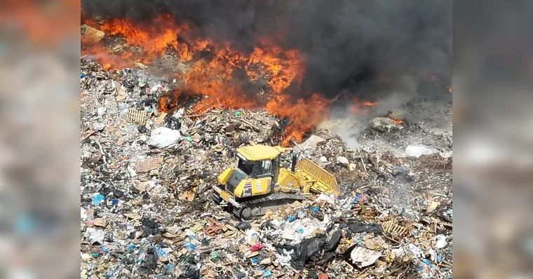 Imagem ilustrativa da notícia Prefeitura de Belém exige respostas sobre incêndio no antigo lixão do Aurá