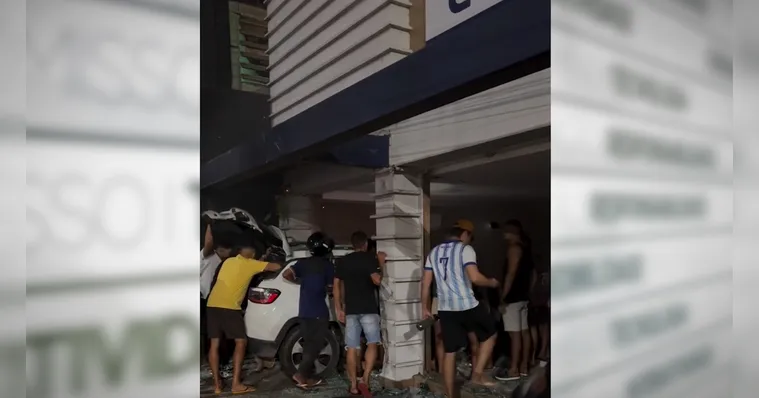 Imagem ilustrativa da notícia Carro perde controle e invade laboratório, em Ananindeua