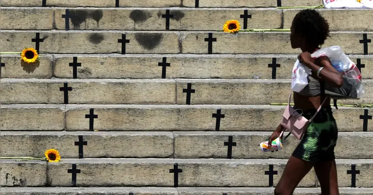 Imagem ilustrativa da notícia Feminicídios com arma de fogo crescem 45% no Brasil em 2025