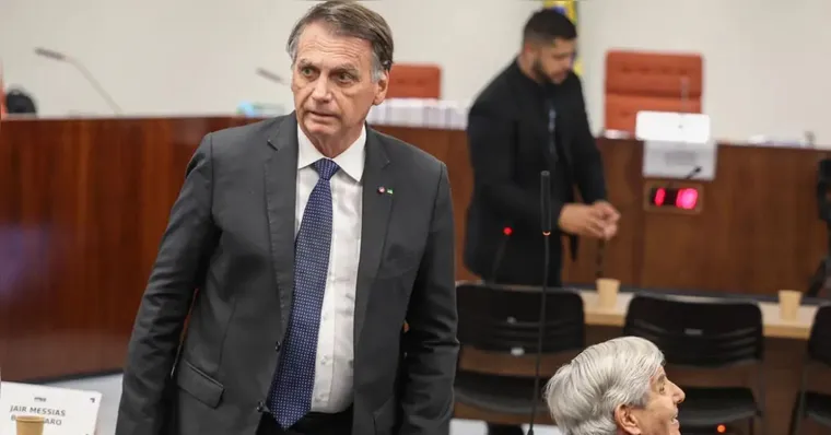 Imagem ilustrativa da notícia Defesa de Bolsonaro tem até 21h13 para responder ordem de Moraes