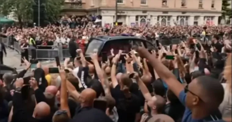 Imagem ilustrativa da notícia Funeral de Ozzy Osbourne lota ruas da Inglaterra