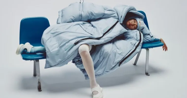 Imagem ilustrativa da notícia Novo "traje do sono" tem tecnologia que facilita dormir em qualquer lugar
