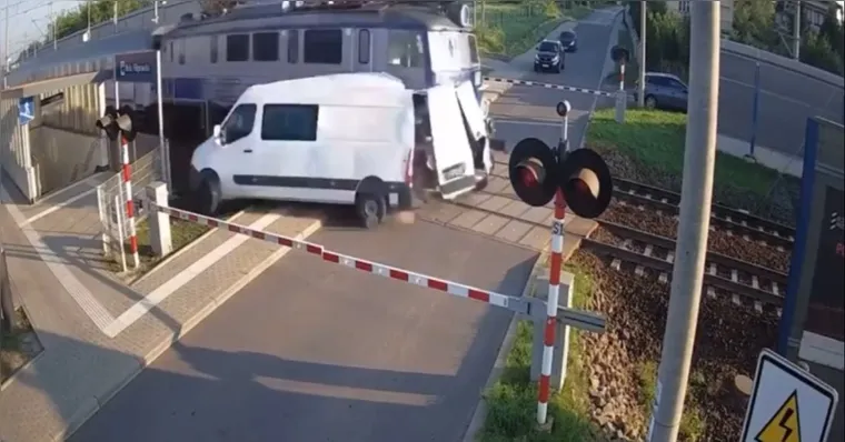 Imagem ilustrativa da notícia VÍDEO: Trem colide com van na Polônia e motorista sai ileso