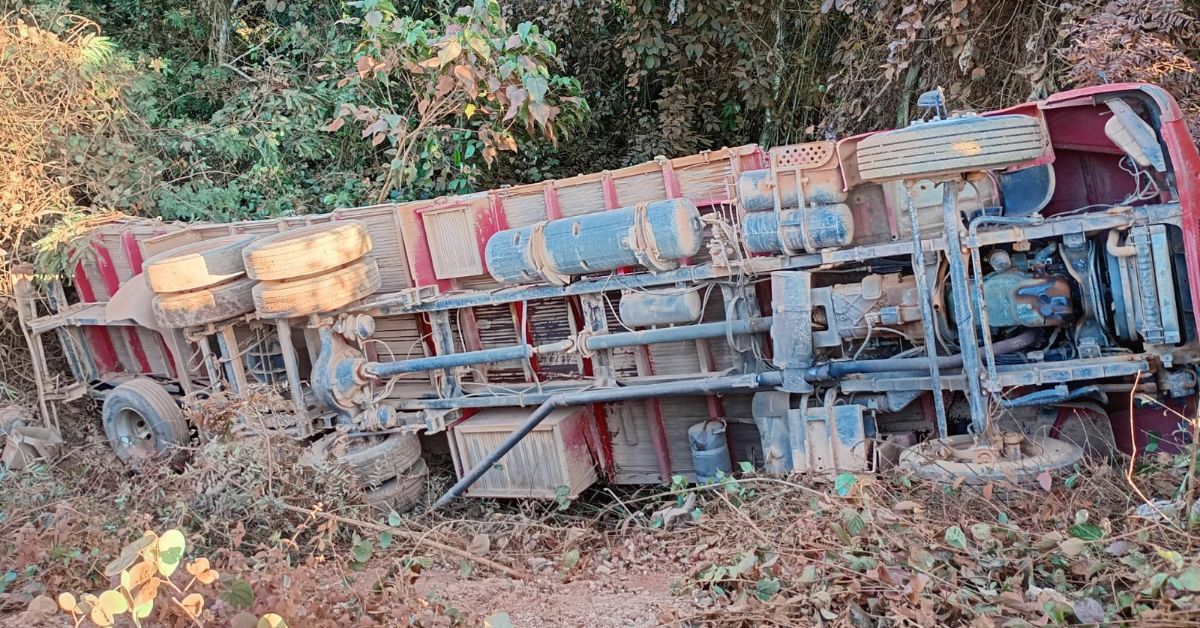 O motorista saiu ileso do caminhão. Não houve feridos.
