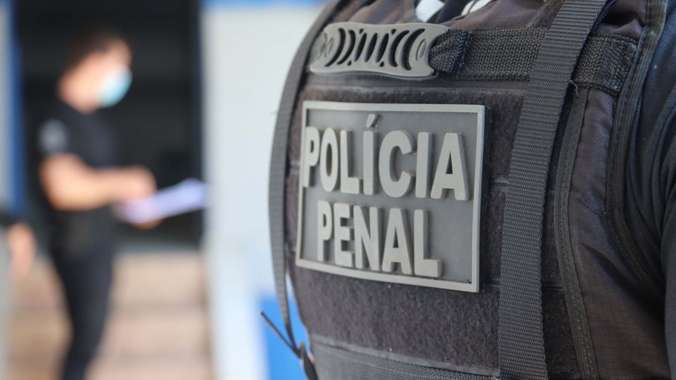 Os salários podem chegar a R$ 5.639,14, somando gratificações e auxílio-alimentação.