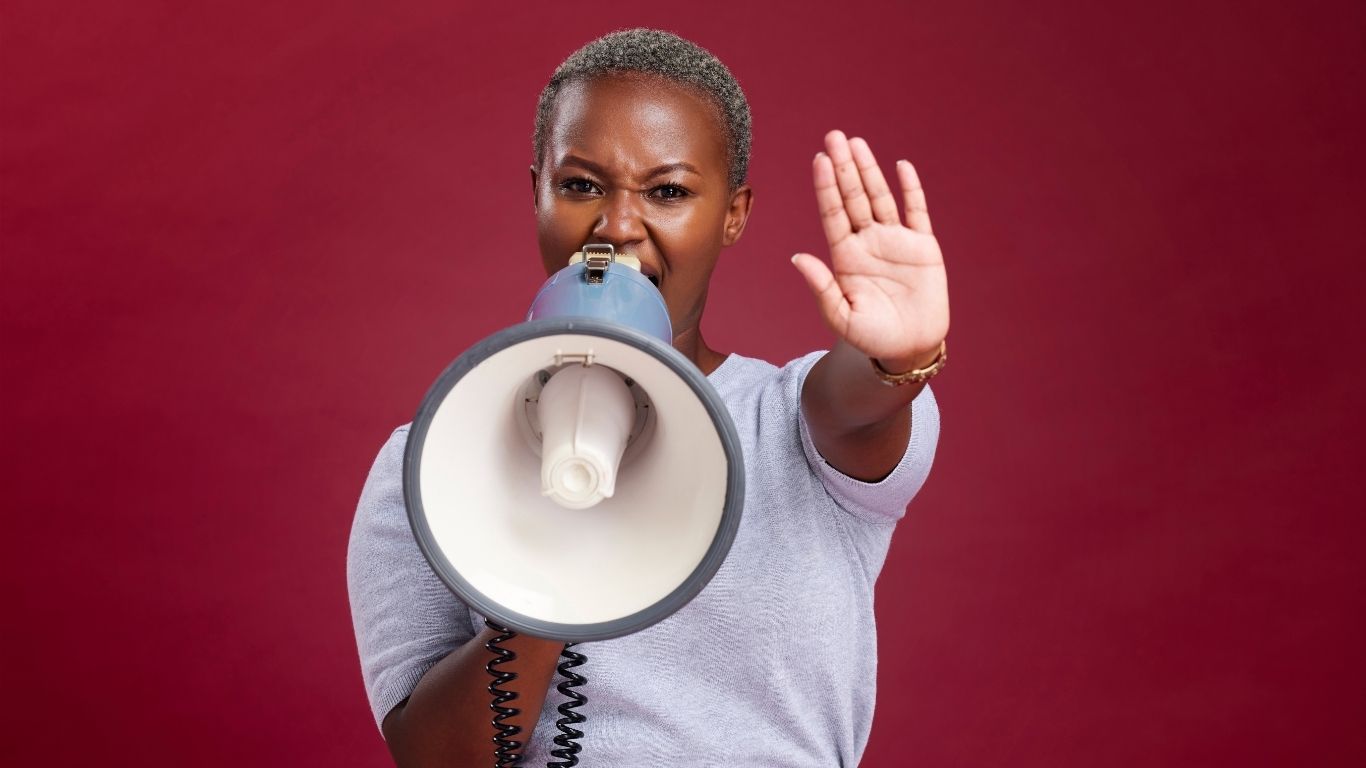 Os dados do último Anuário Brasileiro de Segurança Pública, divulgado em julho, revelam que quatro mulheres são vítimas de feminicídio todos os dias.