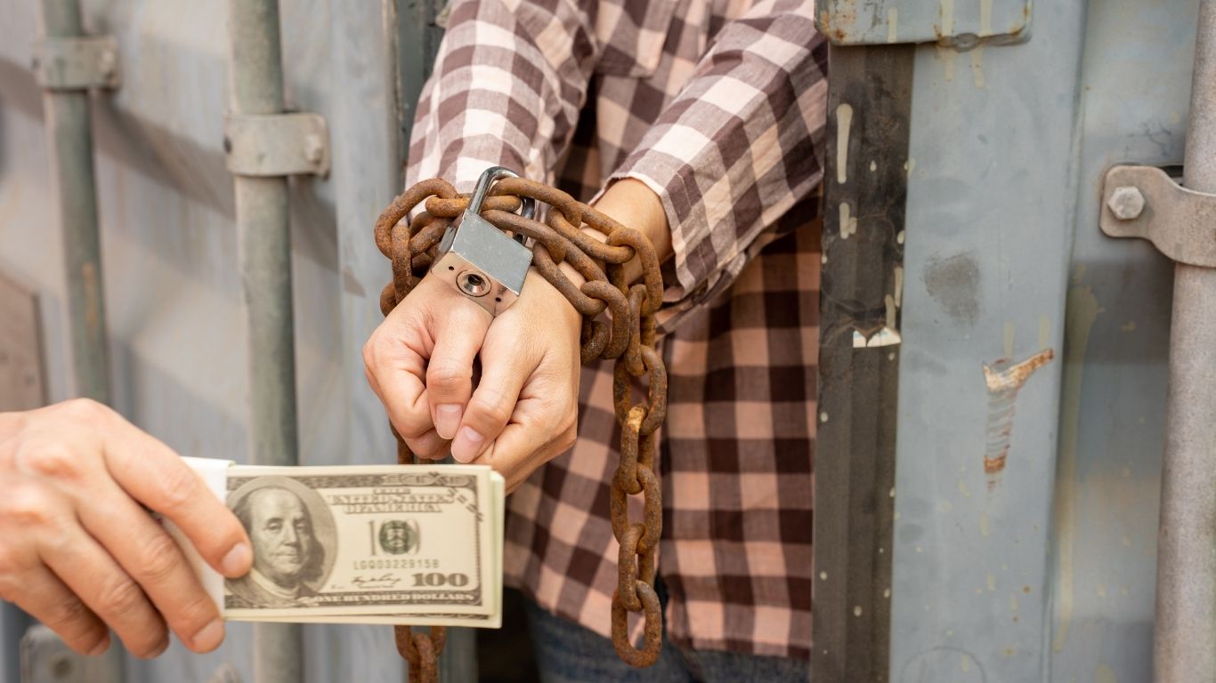 A prática criminosa ocorre majoritariamente em países do Sudeste Asiático — como Filipinas, Camboja, Laos e Mianmar.